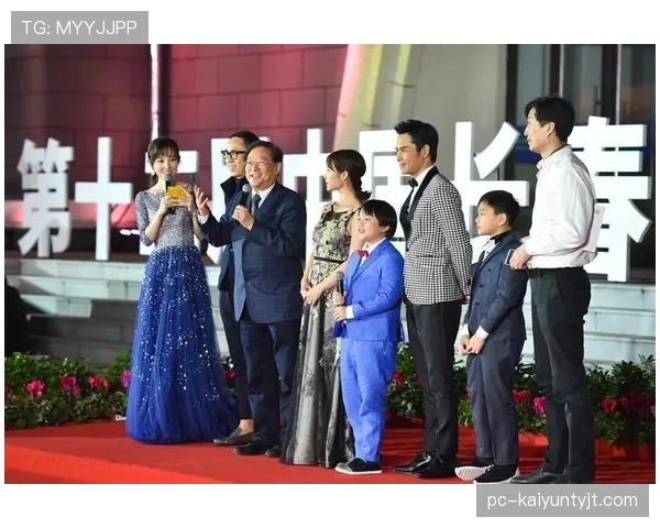 仲满出门随性像邻家大哥，回家那客厅像在办颁奖礼，刷到我直接贫穷感上线